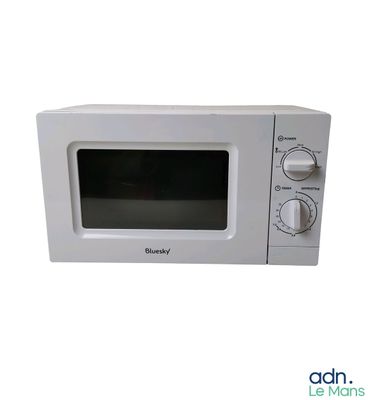 une image d'un four à micro-ondes blanc sur fond blanc