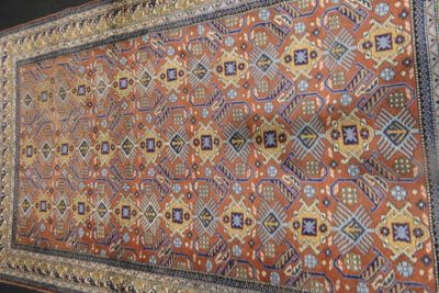 une photo d'un grand tapis oriental exposé dans un musée