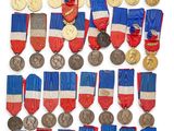 un assortiment de médailles exposées sur un fond blanc