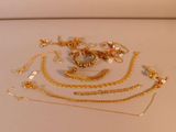 beaucoup de colliers et de bracelets en or posés sur une table