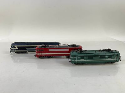 trois petits trains posés sur une surface blanche