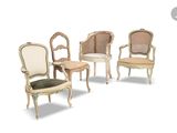 quatre chaises et une table sont disposées en rangée sur un fond blanc