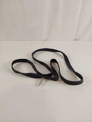 une paire de laisses noires avec un mousqueton argenté sur fond blanc