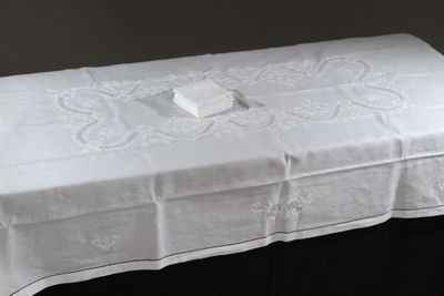 une table blanche recouverte d'une nappe blanche et de serviettes