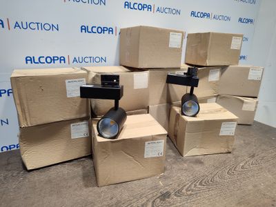 Plusieurs piles de cartons sont empilées les unes sur les autres devant un mur