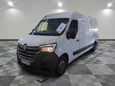 la photo d'une camionnette blanche garée dans une pièce