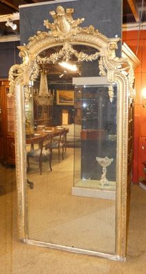 un grand miroir au milieu d'une pièce où se trouvent une table et des chaises