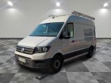 la camionnette blanche est garée sur le sol en damier d'une pièce