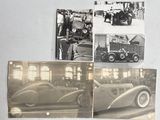 quatre photographies en noir et blanc représentant de vieilles voitures dans un garage