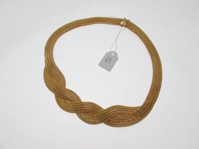 gros plan d'un collier sur une surface blanche avec une étiquette de prix