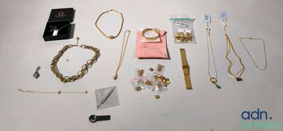 beaucoup de bijoux posés sur la table