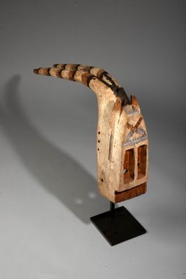 une image d'une sculpture en bois représentant un oiseau sur un support