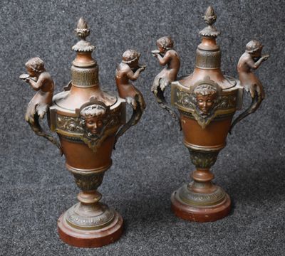 paire de vases anciens en bronze ornés de chérubins