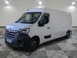 la photo d'une camionnette blanche garée dans une pièce