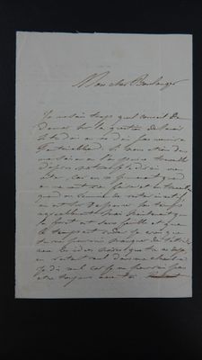 une vieille lettre écrite à la main sur un morceau de papier avec une écriture dessus