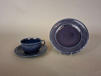 une tasse et une soucoupe placées l'une à côté de l'autre sur une table