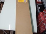 une table posée au milieu d'une pile de cartons
