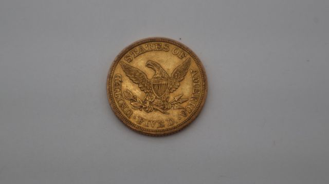 Une pièce de monnaie en or à valeur faciale de cinq dollars USA L...
