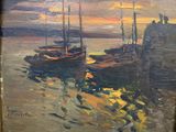 un tableau représentant des bateaux sur l'eau au coucher du soleil