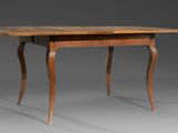 une table en bois avec un tiroir en dessous, posée sur une surface grise