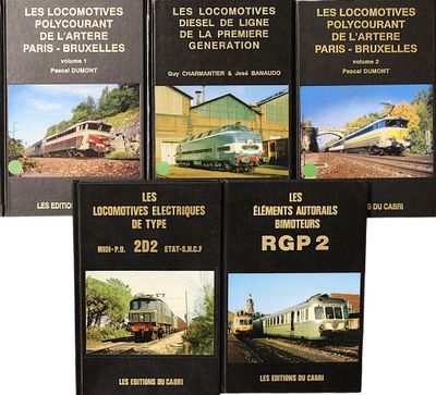 six livres présentant différents types de trains, exposés sur une surface blanche