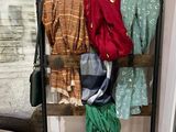 une échelle sur laquelle sont suspendus des vêtements, dans un salon