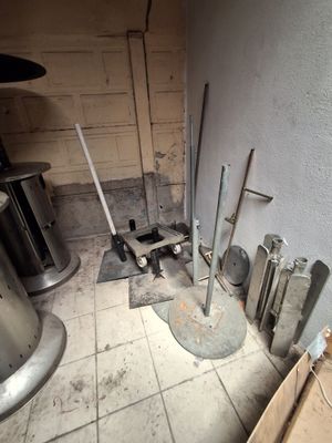 Dans la remise : 4 pieds de parasol en métal dépareillés Exp…