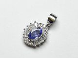 un gros plan d'un pendentif en forme de diamant bleu et blanc posé sur une surface blanche