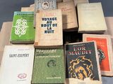 plusieurs livres empilés les uns sur les autres