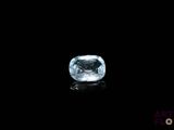 gros plan d'un diamant bleu sur une surface noire