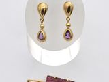 gros plan d'une paire de boucles d'oreilles sur une surface blanche