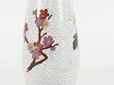 un vase en verre avec un motif floral