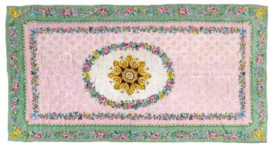 un tapis rose et vert orné d'un motif de tournesol