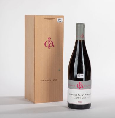 une bouteille de vin posée à côté d'une caisse en bois