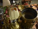 une table sur laquelle se trouvent de nombreux objets et une lampe