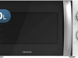 un gros plan d'un four à micro-ondes avec la porte ouverte