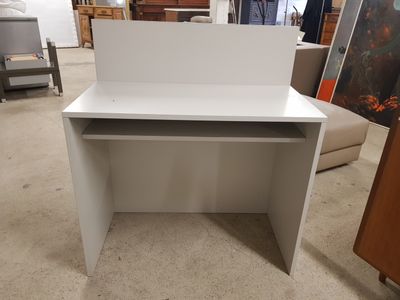 Bureau en mélaminé gris - H. 100,5 x L.
