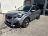 une voiture grise garée devant un bâtiment dans un parking