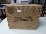 une boîte en carton posée sur une table