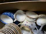 plusieurs tasses et soucoupes rangées ensemble dans une boîte