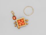 une photo d'un pendentif en or et corail et d'une paire de boucles d'oreilles