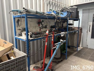 une photo d'une pièce où se trouvent de nombreux outils