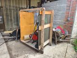 une photo d'un garage avec beaucoup de bric-à-brac par terre