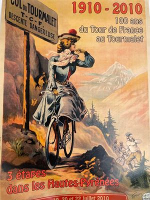 affiche représentant une femme à vélo sur un chemin de terre