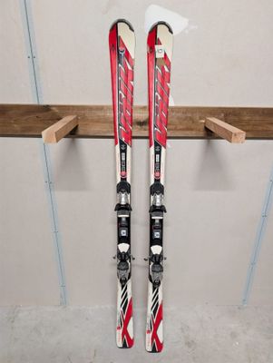 une paire de skis accrochés à un support dans un garage