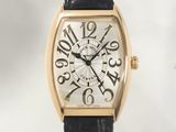 une image d'une montre-bracelet en or avec un bracelet en cuir noir