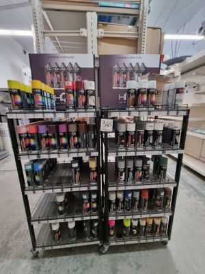 de nombreux pots de peinture sur les étagères du magasin