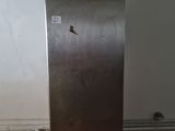 une photo d'un réfrigérateur dans une cuisine, avec une horloge sur la porte