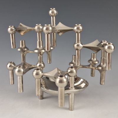 un objet argenté posé sur une table