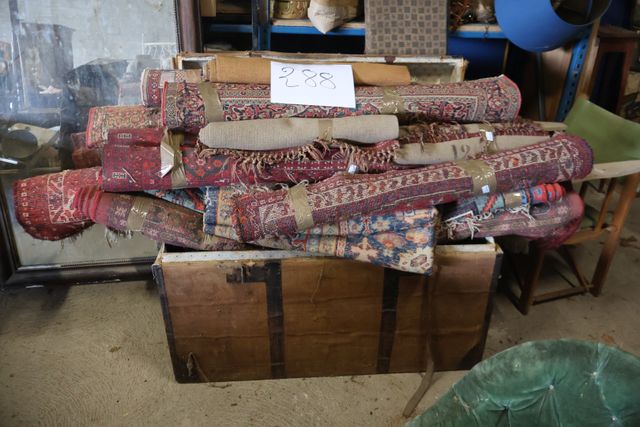 Grande malle garnie de tapisserie et divers tapis, en l’état